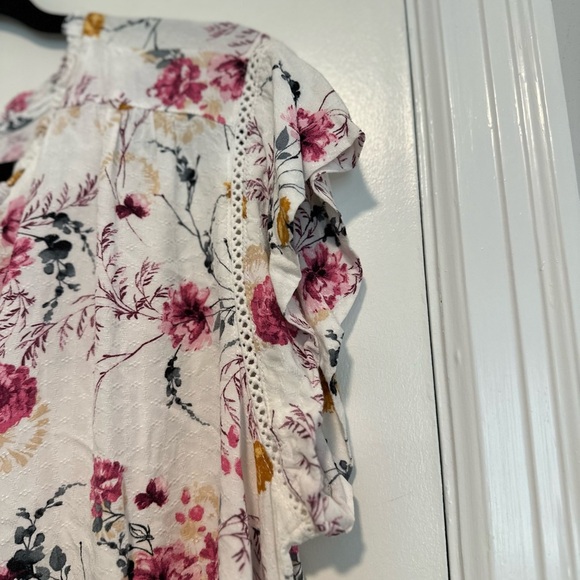 Buffalo David Bitton Women's Large Floral Printed V Neck Flutter Sleeve Top. - Picture 9 of 11